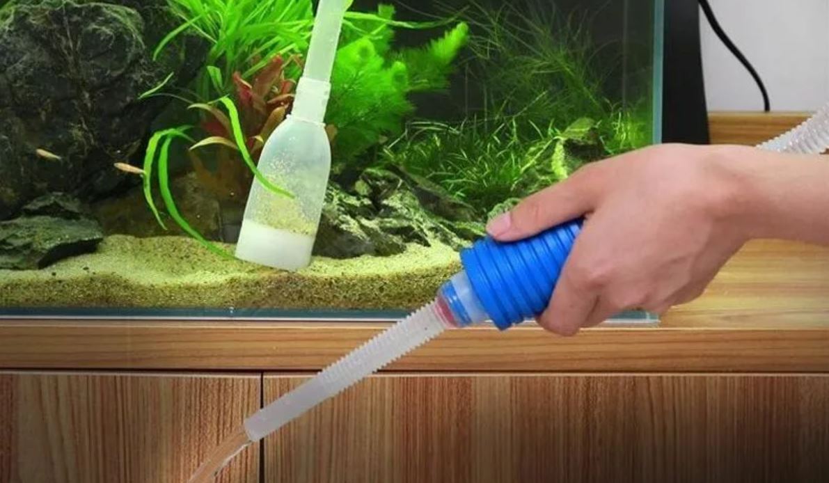 Как надо менять воду в аквариуме. Сифон для аквариума. Приспособления для очистки аквариума. Приспособление для очистки дна аквариума. Сифон для очистки дна аквариума.